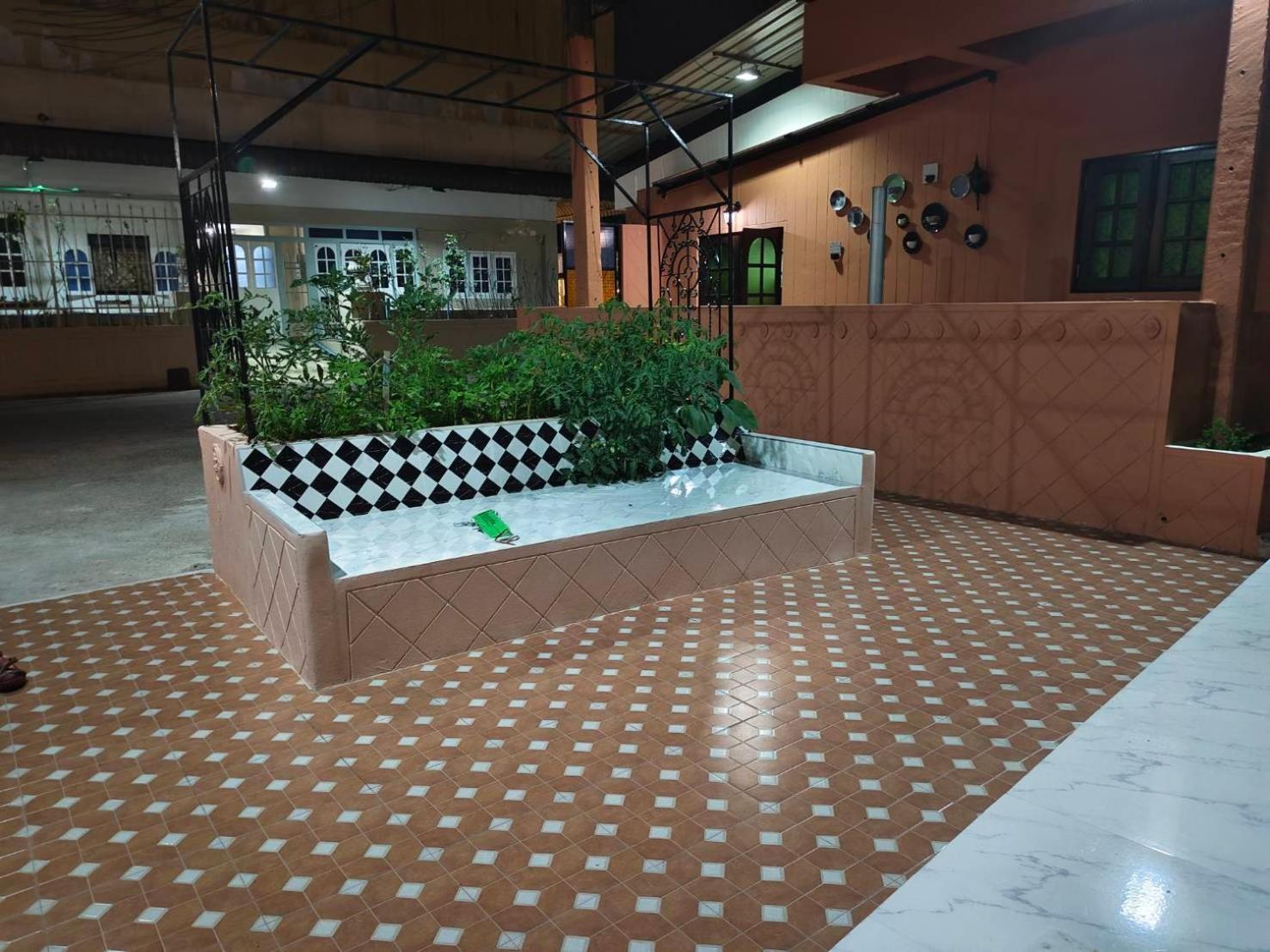 At Night Hotel Chumphon Eksteriør billede