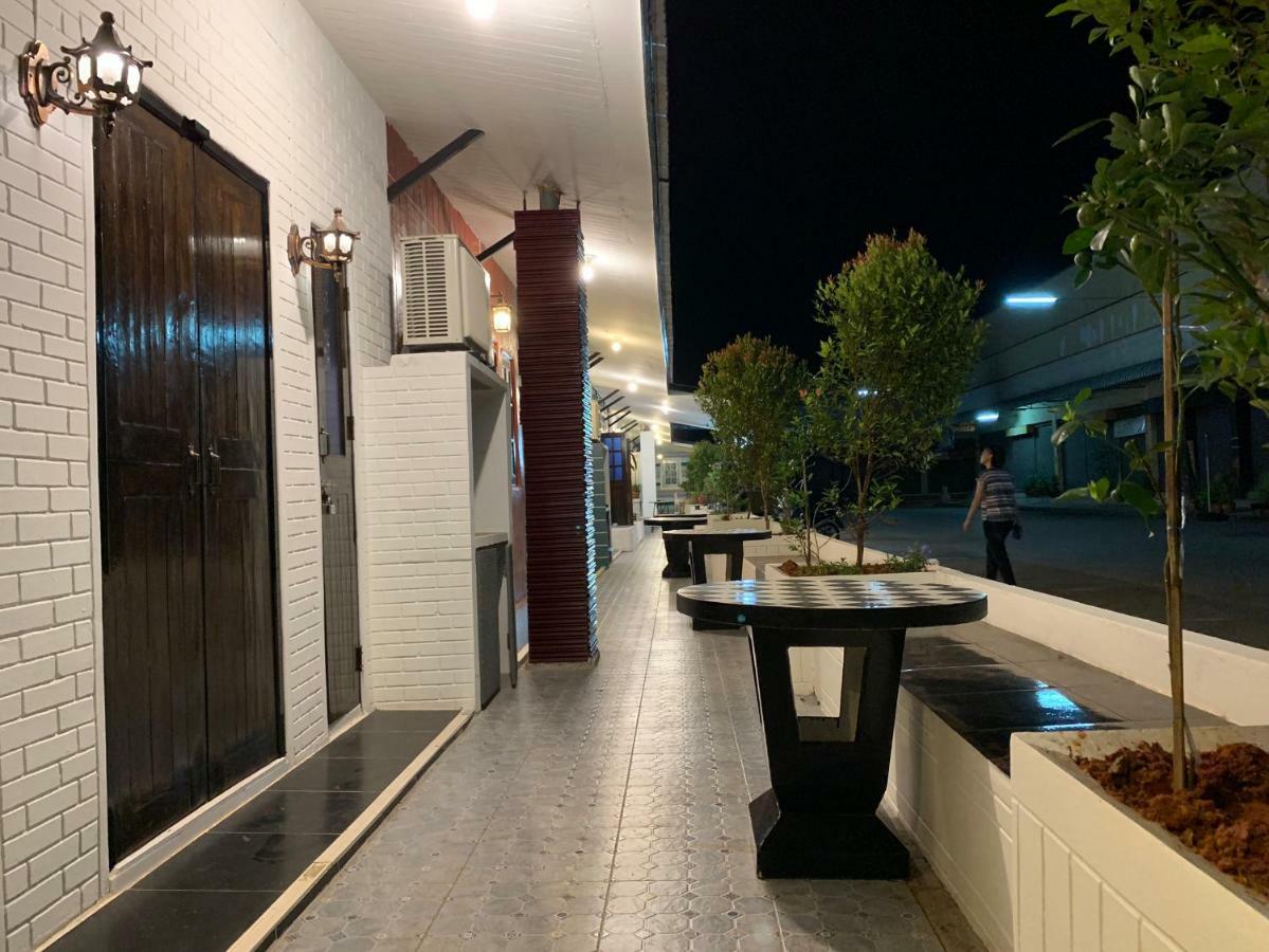At Night Hotel Chumphon Eksteriør billede